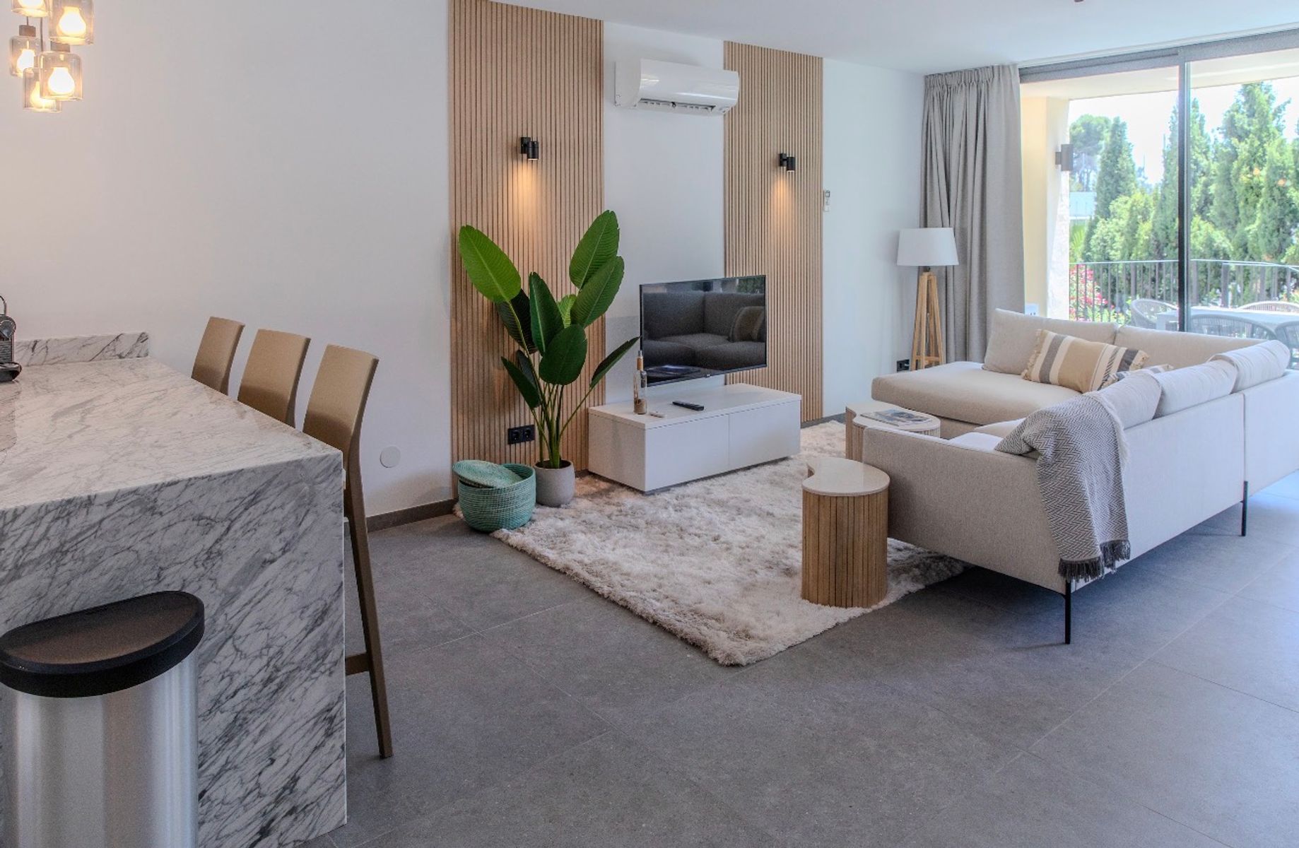 Sitting area with oak slatted wall