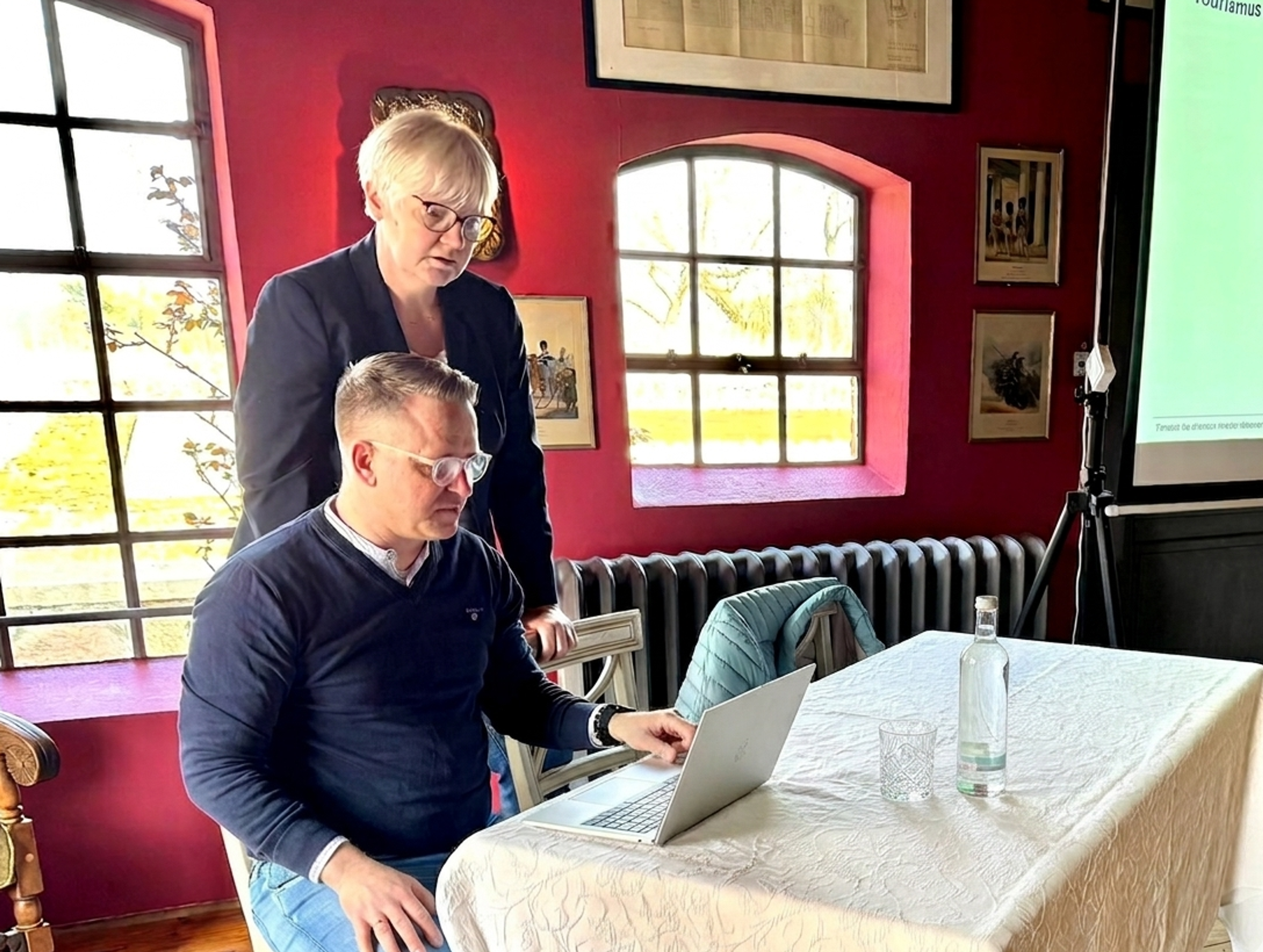 Ricci mit Sebastian am Laptop