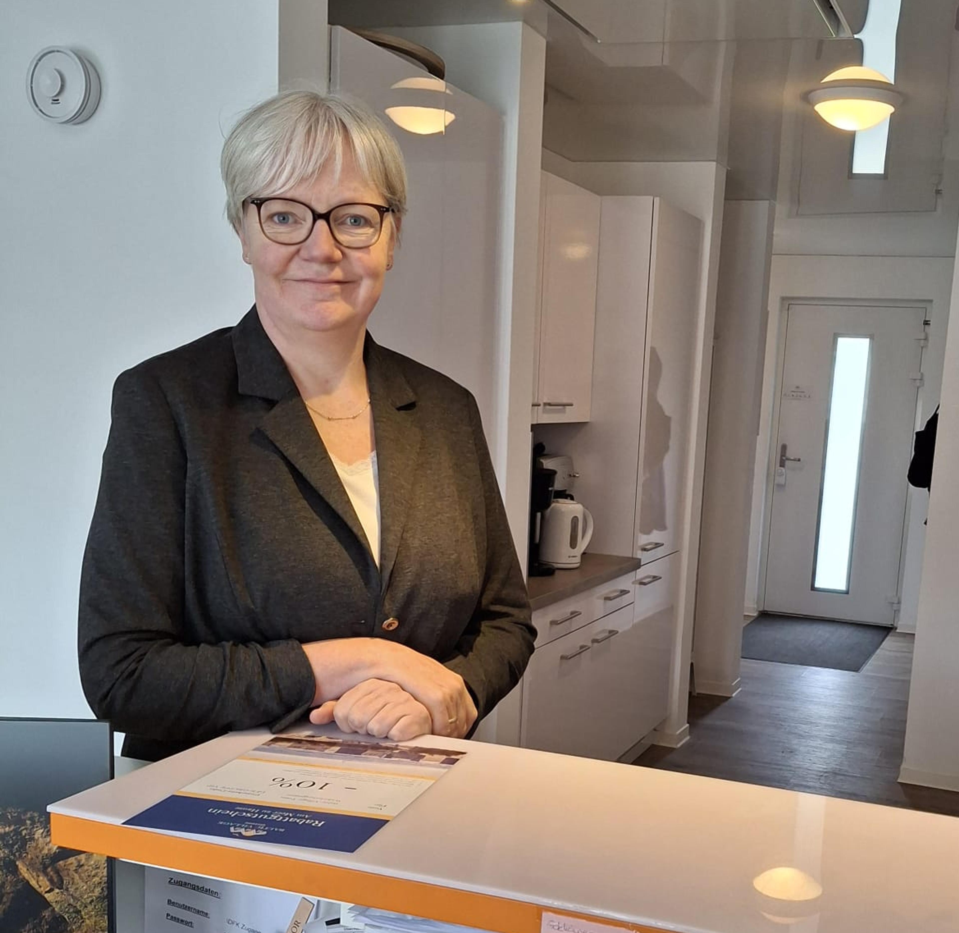Ricci an einem Empfangstresen mit Telefonen und Bürobedarf, moderne Büroeinrichtung