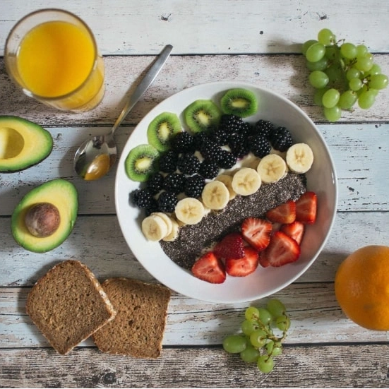 Bild på frukost med frukter, gröt och bröd