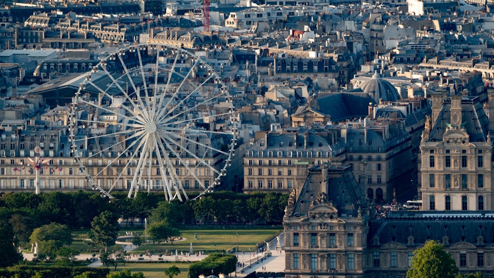 Paris Travel Guide 2024: Best Seasons & Local Tips