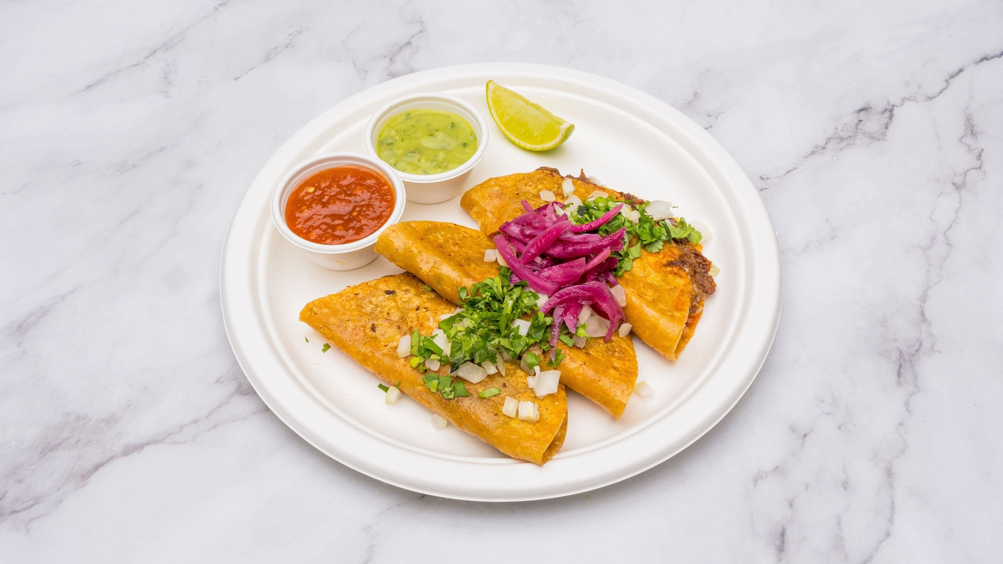 Autentiske Birria Tacos med consomé servert hos La Mexicana på Oslo Street Food