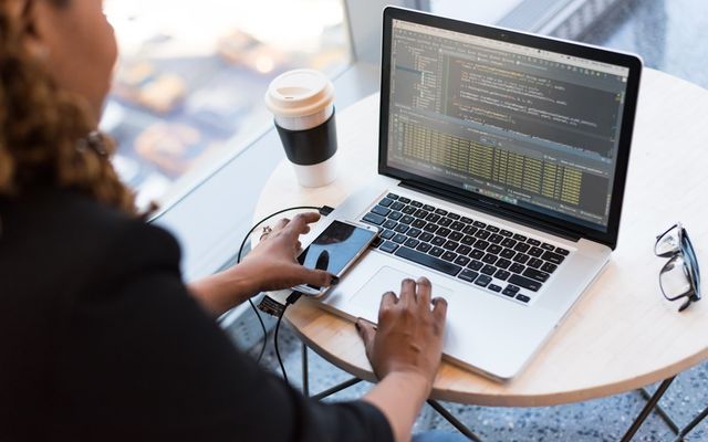 Marquage CE et Cyber Resilience Act : Le Guide Essentiel pour Fabricants de Produits Numériques