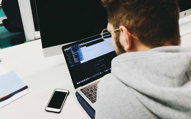 Cyber Resilience Act pour les applications mobiles : guide de conformité pour éditeurs