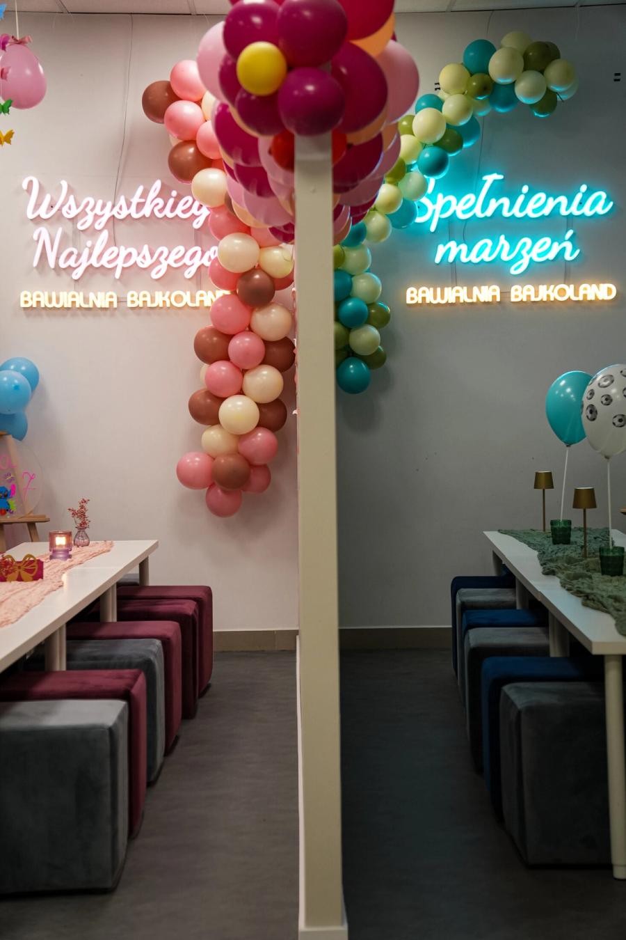 Kolorowe dekoracje sali przygotowanej na przyjęcie - Janiczek Foto