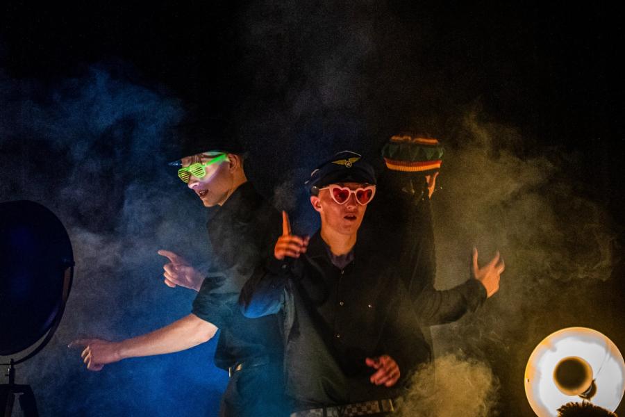 Grupa gości podczas wspólnej zabawy na wydarzeniu - Janiczek Foto