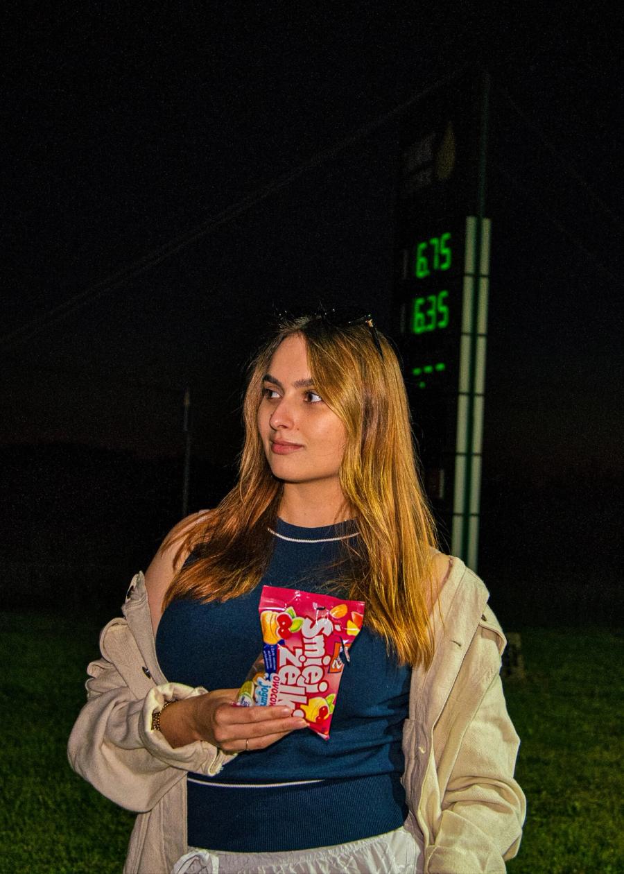 Naturalny portret uczestniczki podczas wieczornego wydarzenia - Janiczek Foto