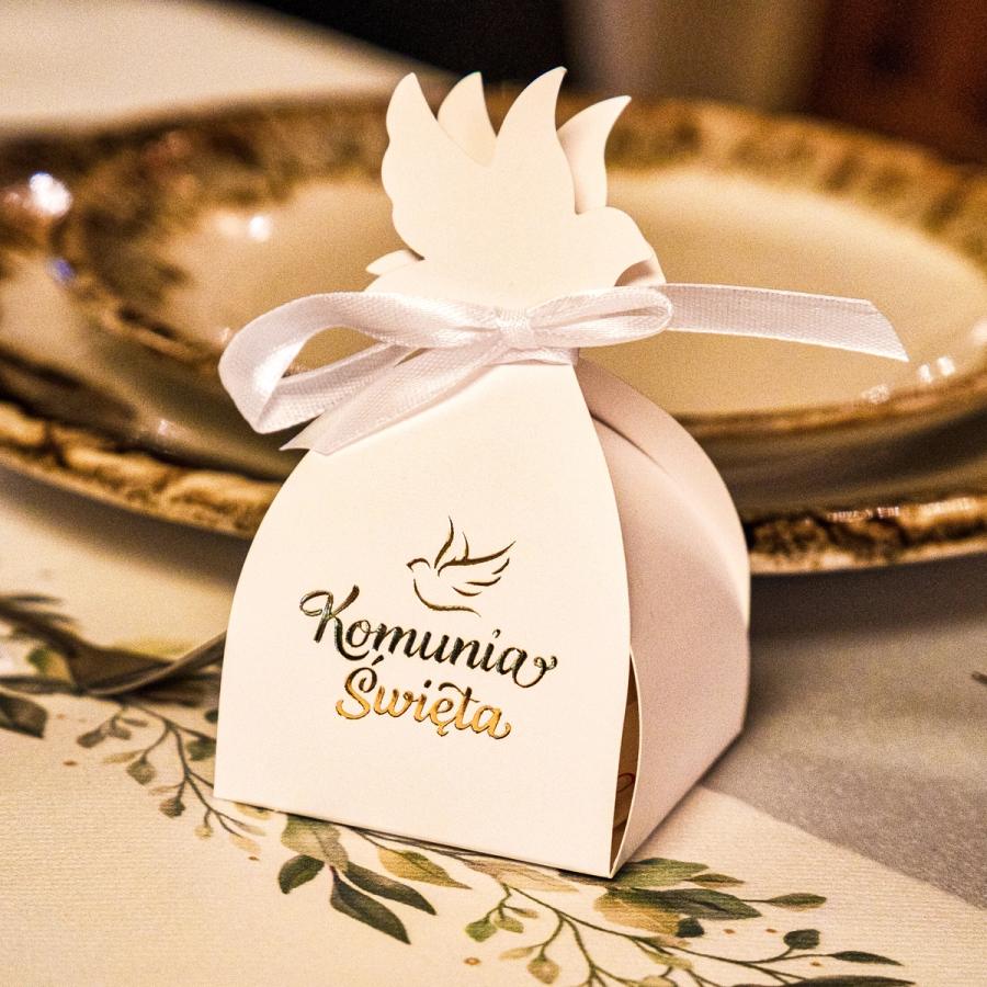 Elegancki detal przygotowany na przyjęcie komunijne - Janiczek Foto