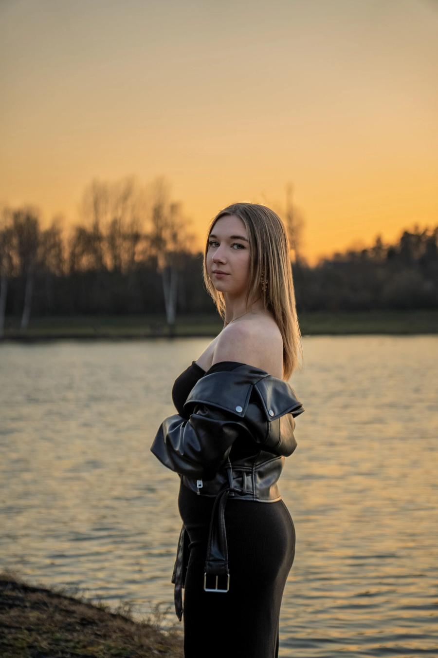 Kobiecy portret nad wodą o zachodzie słońca - Janiczek Foto