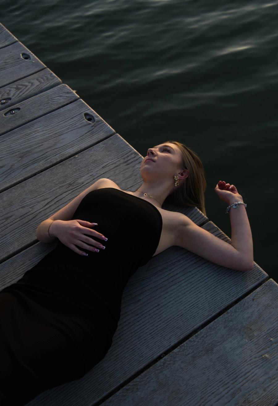 Swobodny kobiecy portret na pomoście nad wodą - Janiczek Foto