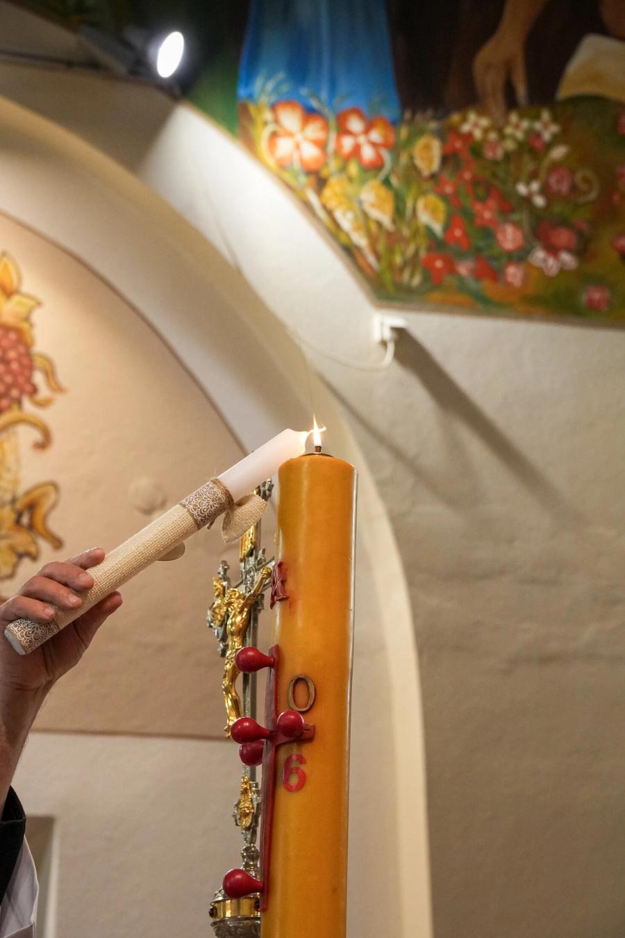 Detal wnętrza kościoła podczas rodzinnej ceremonii - Janiczek Foto