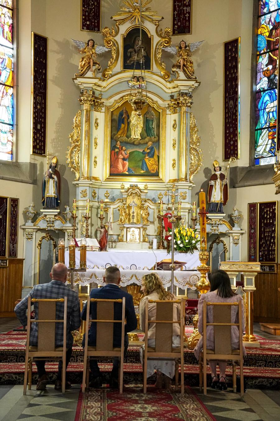 Ołtarz i wnętrze kościoła przed rodzinną ceremonią - Janiczek Foto