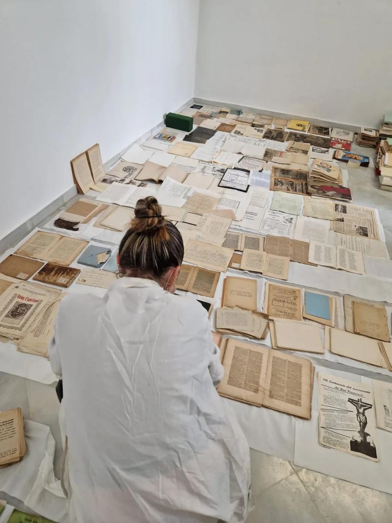Libros del archivo de Capuchinos en proceso de secado tras la inundación