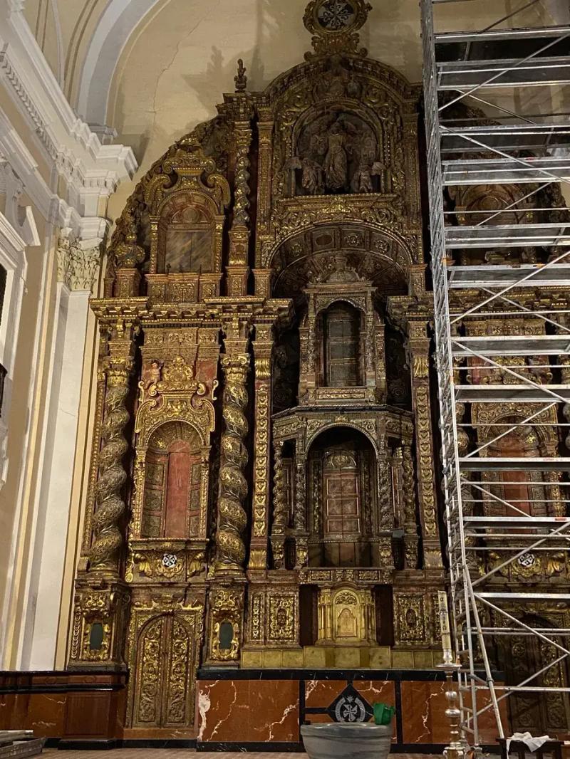 Retablo dorado de San Jacinto tras su conservación