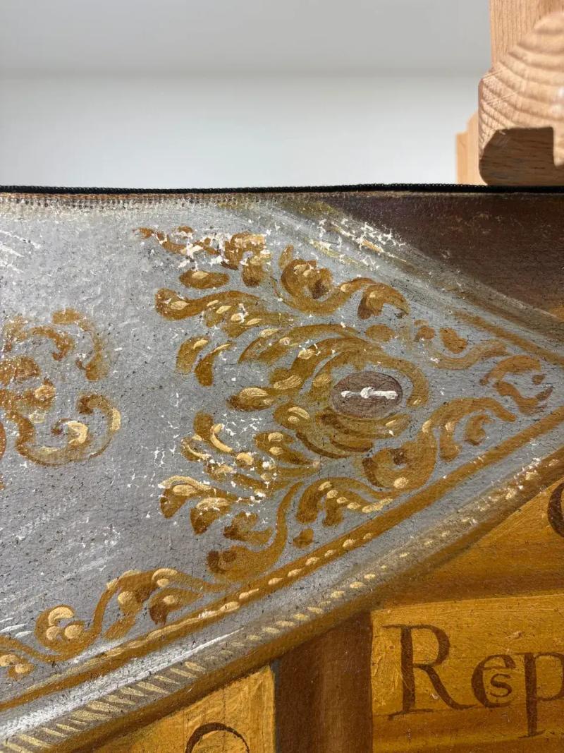 Detalle del marco dorado intervenido junto al lienzo