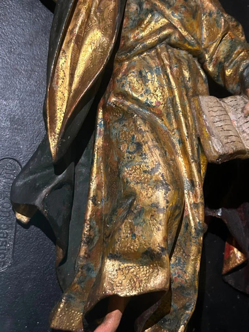 Detalle del dorado del retablo después de la limpieza