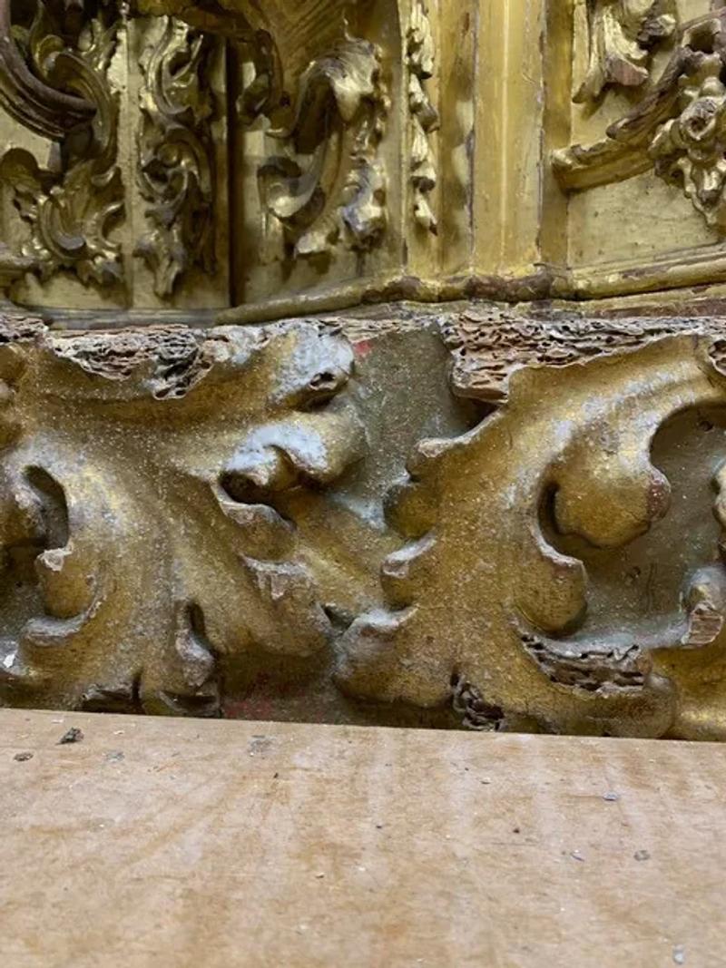 La misma talla dorada después de retirar las acreciones de cera