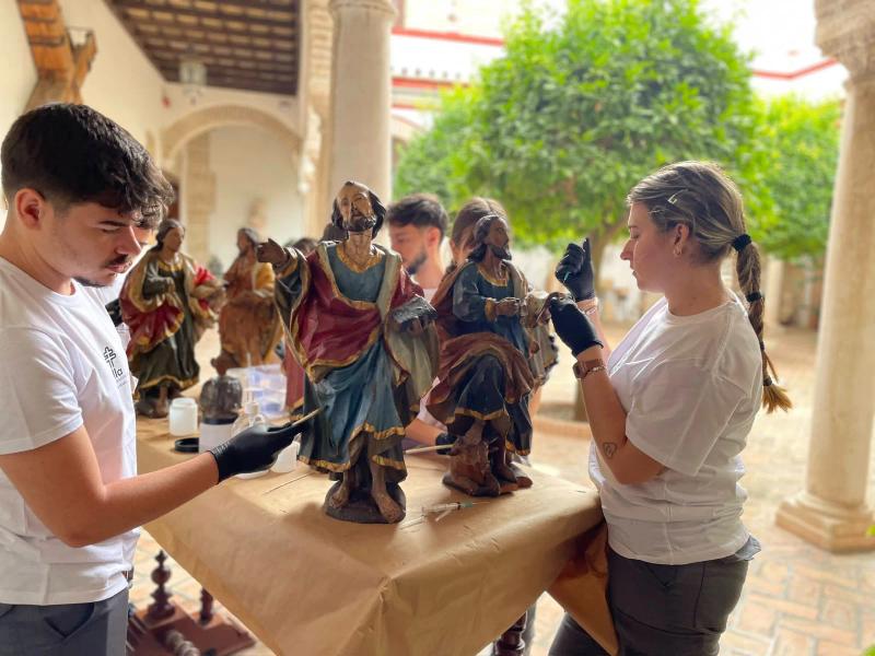 Equipo restaurando las tallas de los apóstoles en el patio del convento
