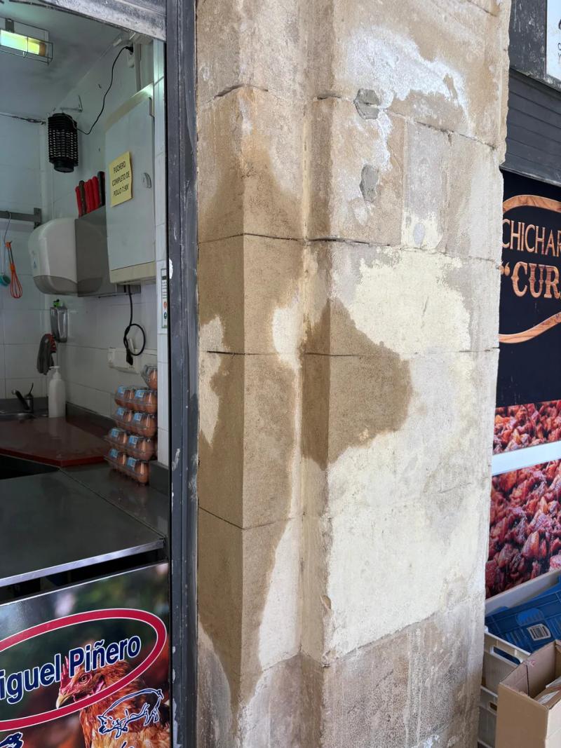 Fragmento de piedra original adherido para consolidar el soporte