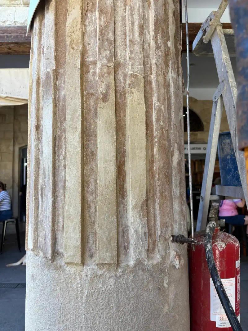 Columna del mercado con las acanaladuras reintegradas en mortero de cal