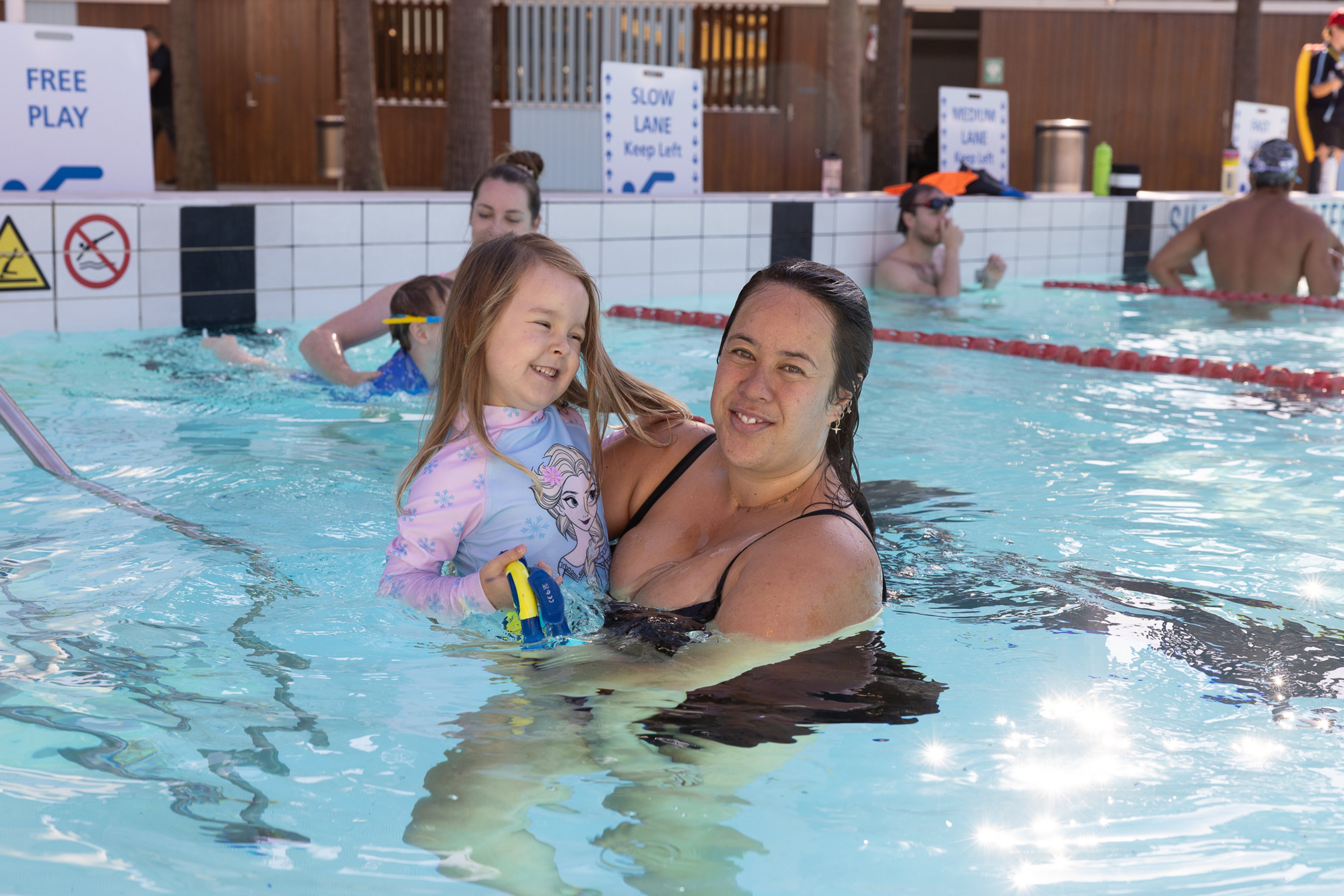 A mum and her daughter swimming in Prince Alfred Park Pool