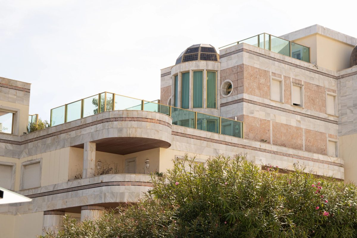 Zeytin ağaçlarıyla çevrili modern beyaz villa cephesi