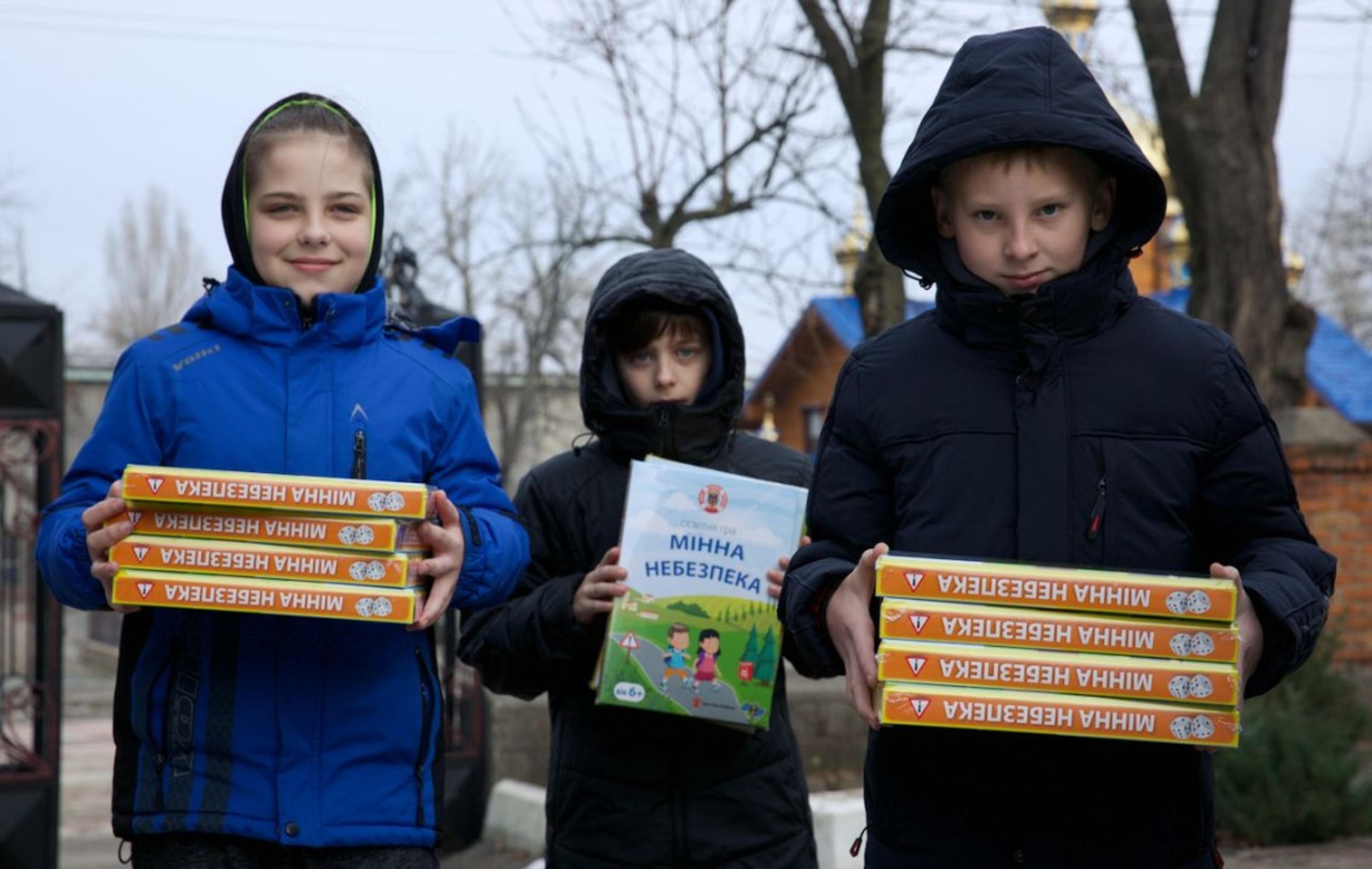 Children holding the Noe's dagbog fra Mykolaiv!