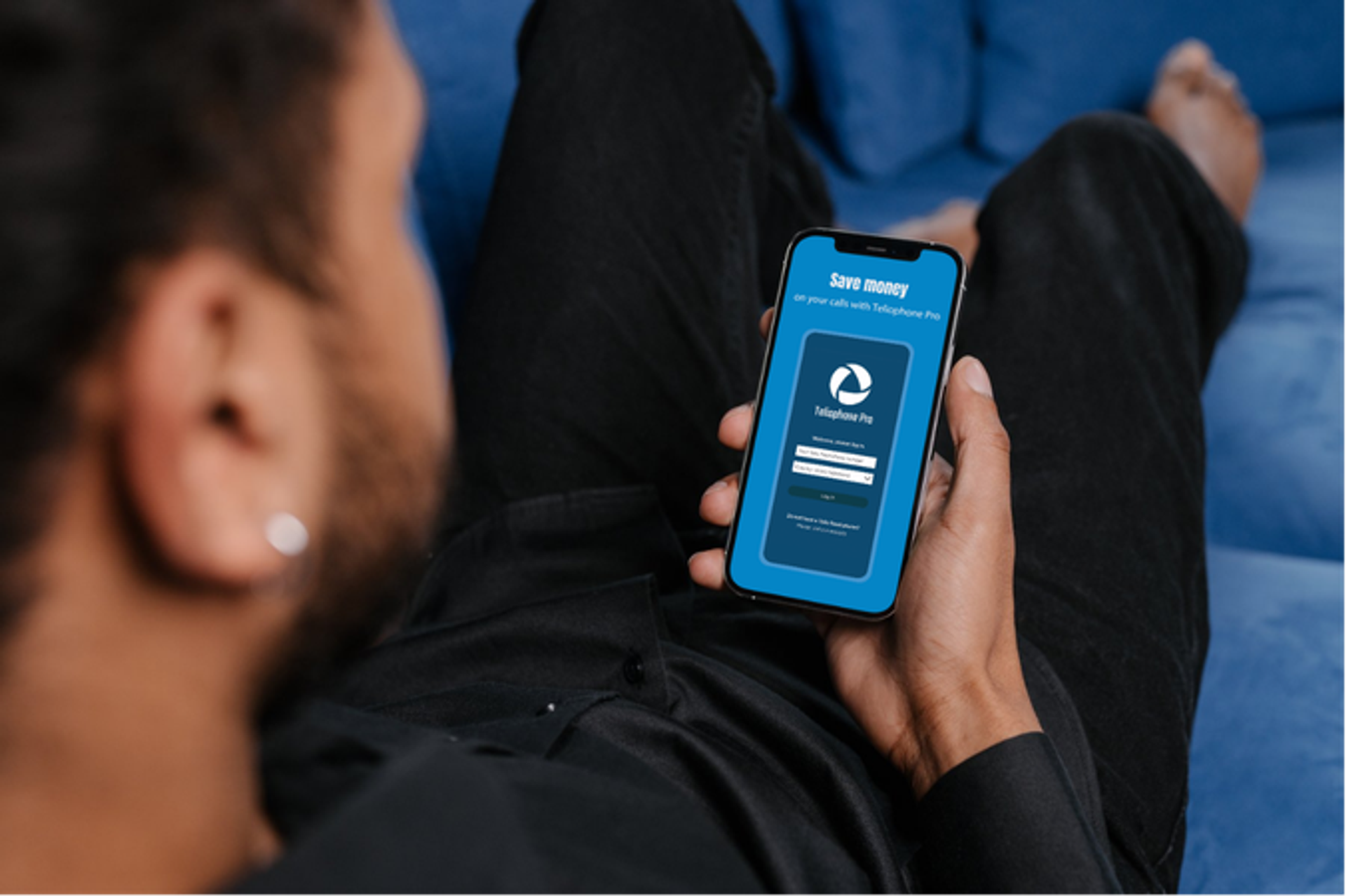Mobiltelefon i hånden med en telefoni-app åpen