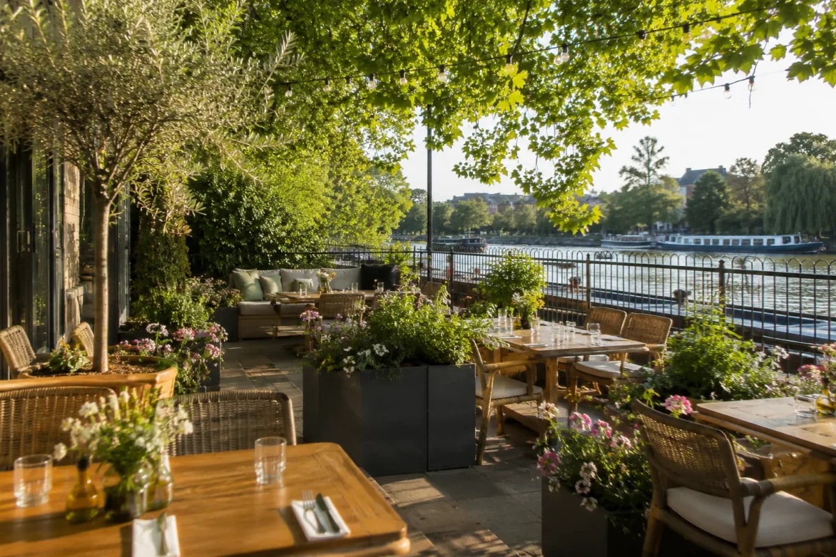 Garden and riverside restaurant birthday setting | Partyfer
