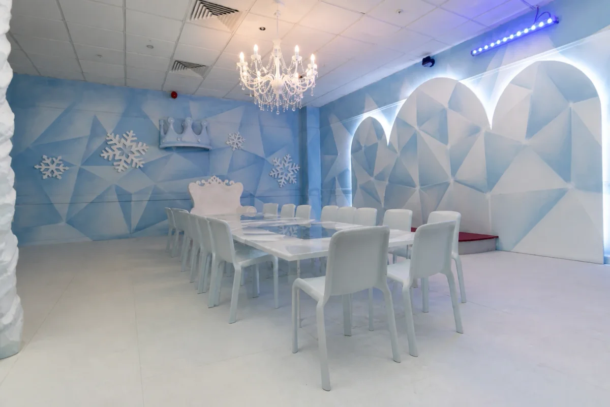 Ice-themed kids birthday room in London with a high-impact party setting | Partyfer