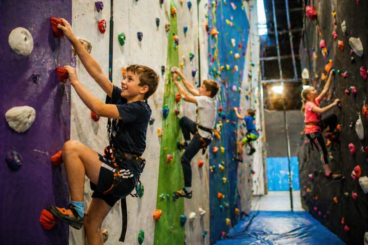 Sports climbing and challenge-based group activity for older kids | Partyfer
