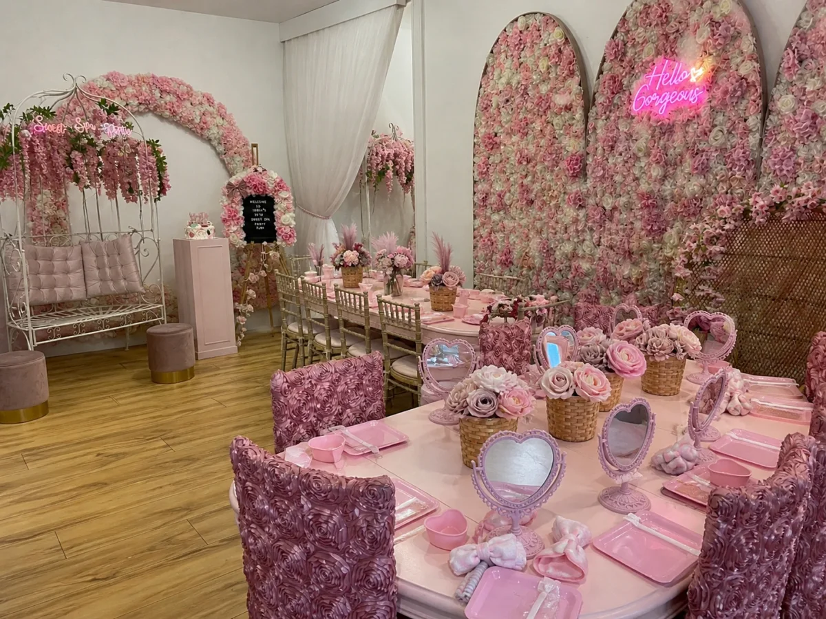 Themed kids birthday room in London with floral styling and a distinctive party setting | Partyfer