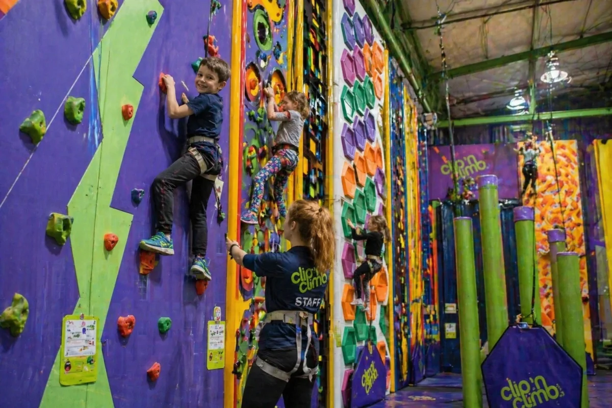 Indoor climbing and active challenge experience for kids | Partyfer