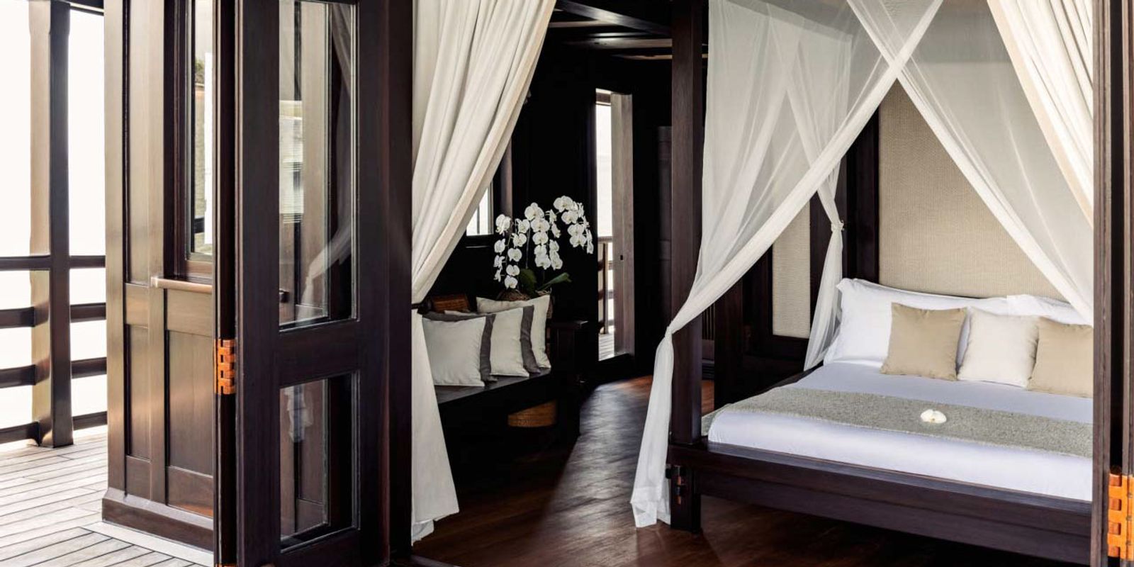 Dunia Baru's full-beam master suite