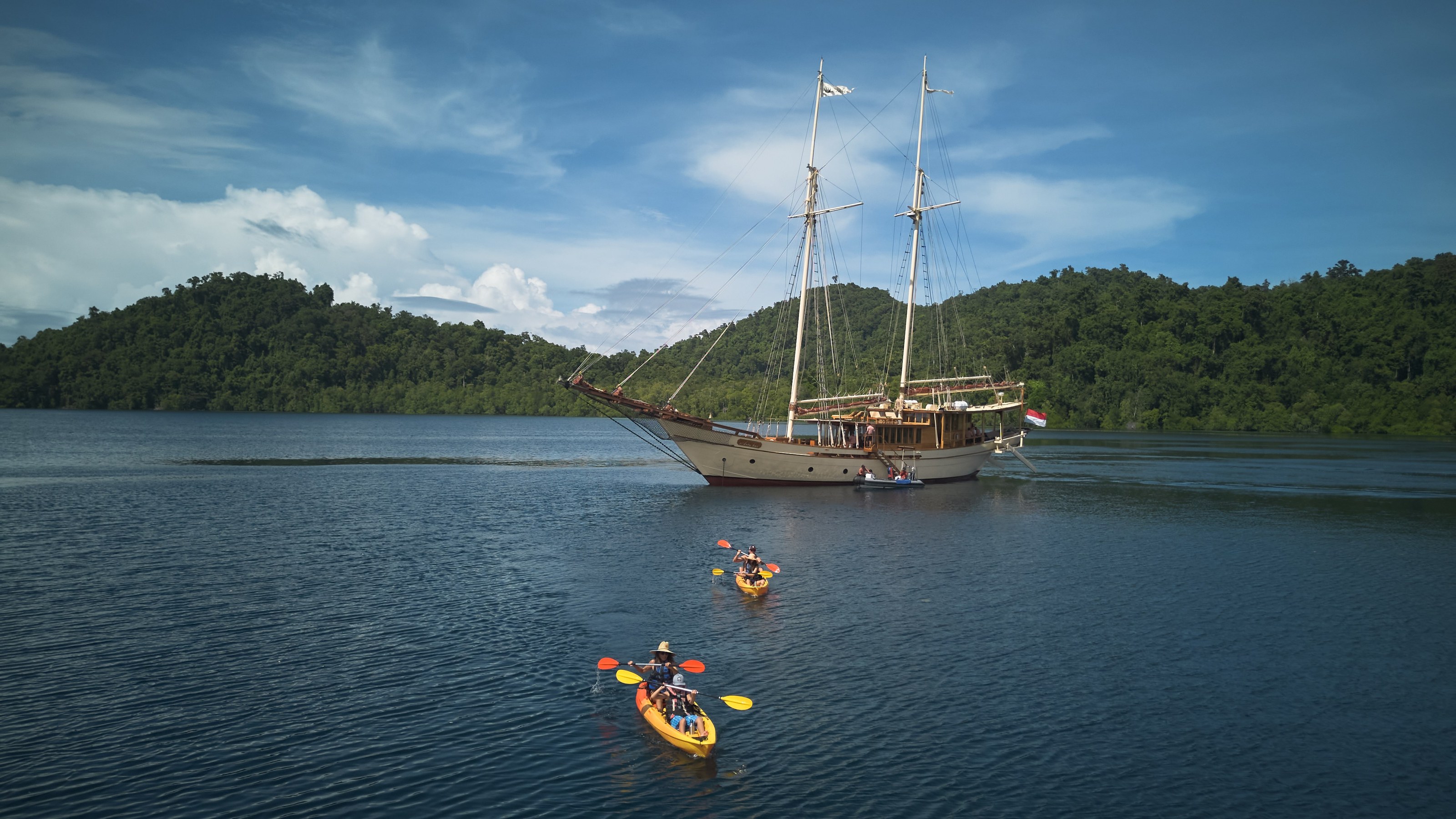 Si Datu Bua at anchor with kayakers heading out