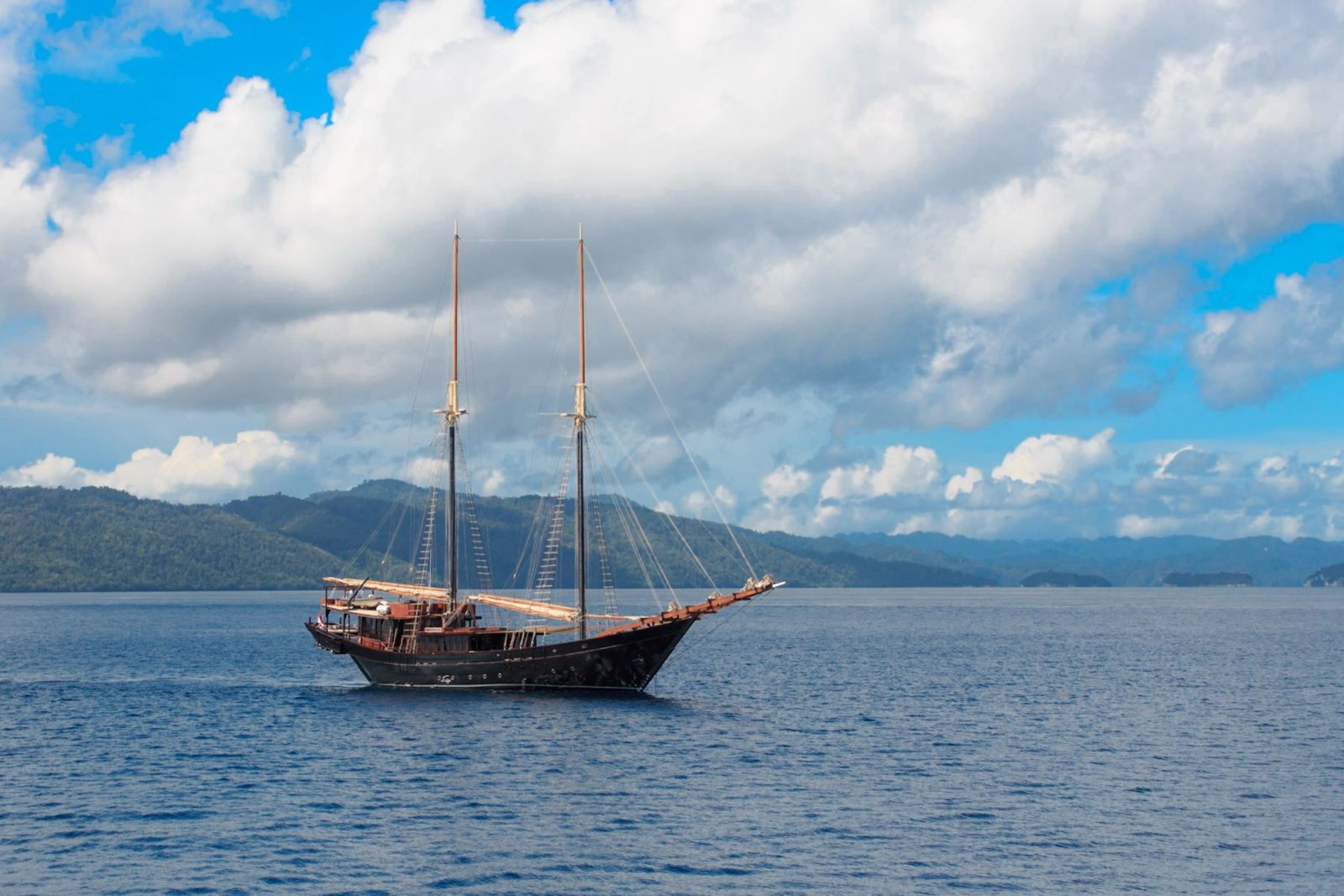 Amandira under way in blue water