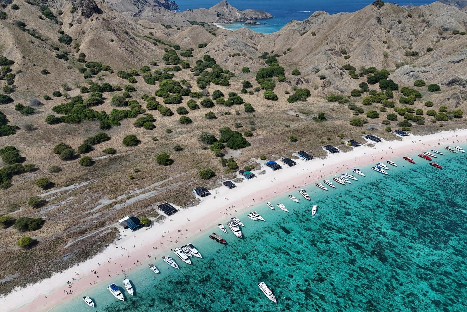 Beautiful Pink Beach with crystal clear turquoise water in Komodo Island, Indonesia.