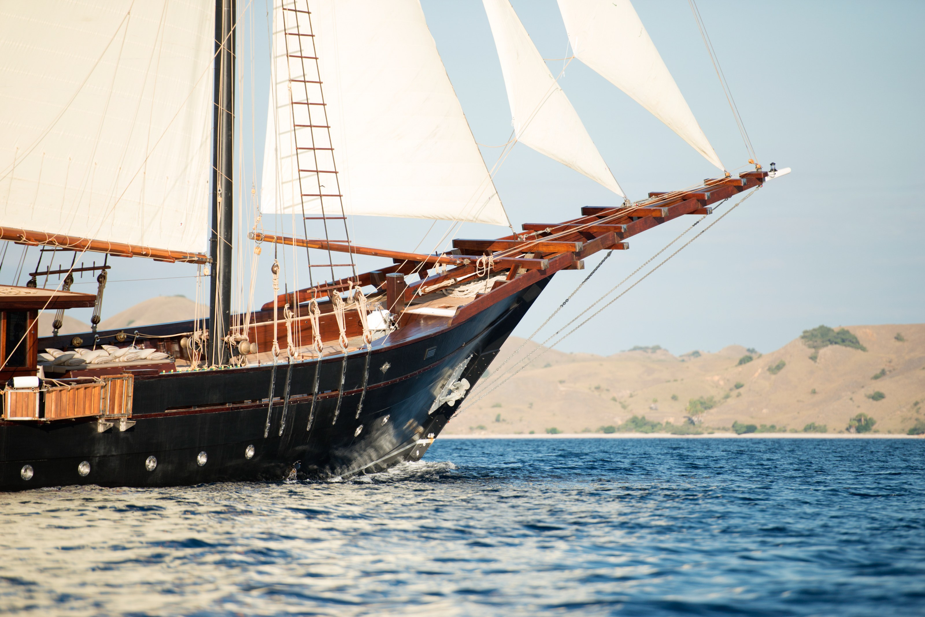 Amandira under full sail, a phinisi built by Konjo shipwrights in South Sulawesi