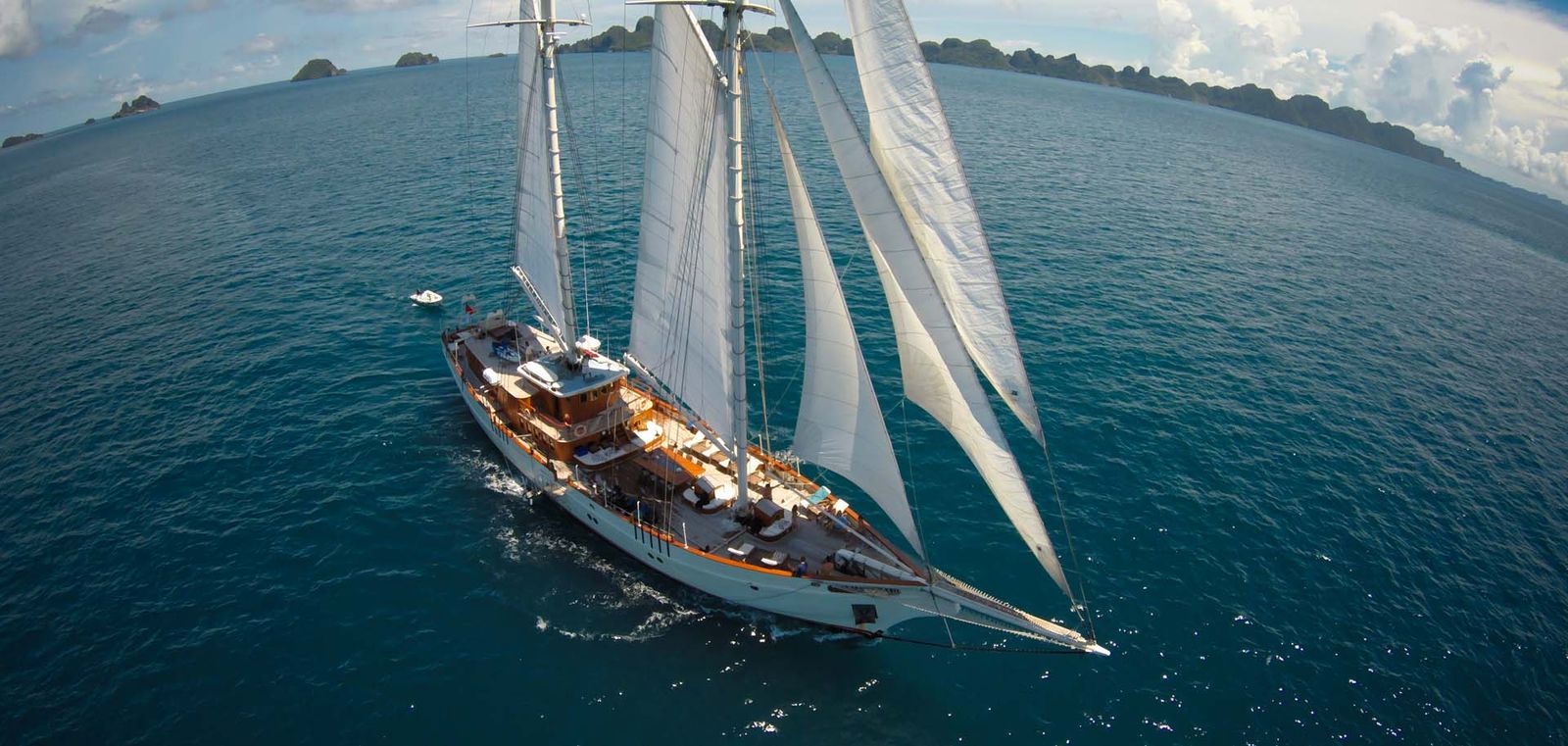 For his life’s final masterpiece, Leo combined his immense passion for sailing with his love for the Indonesian islands, resulting in Mutiara Laut.