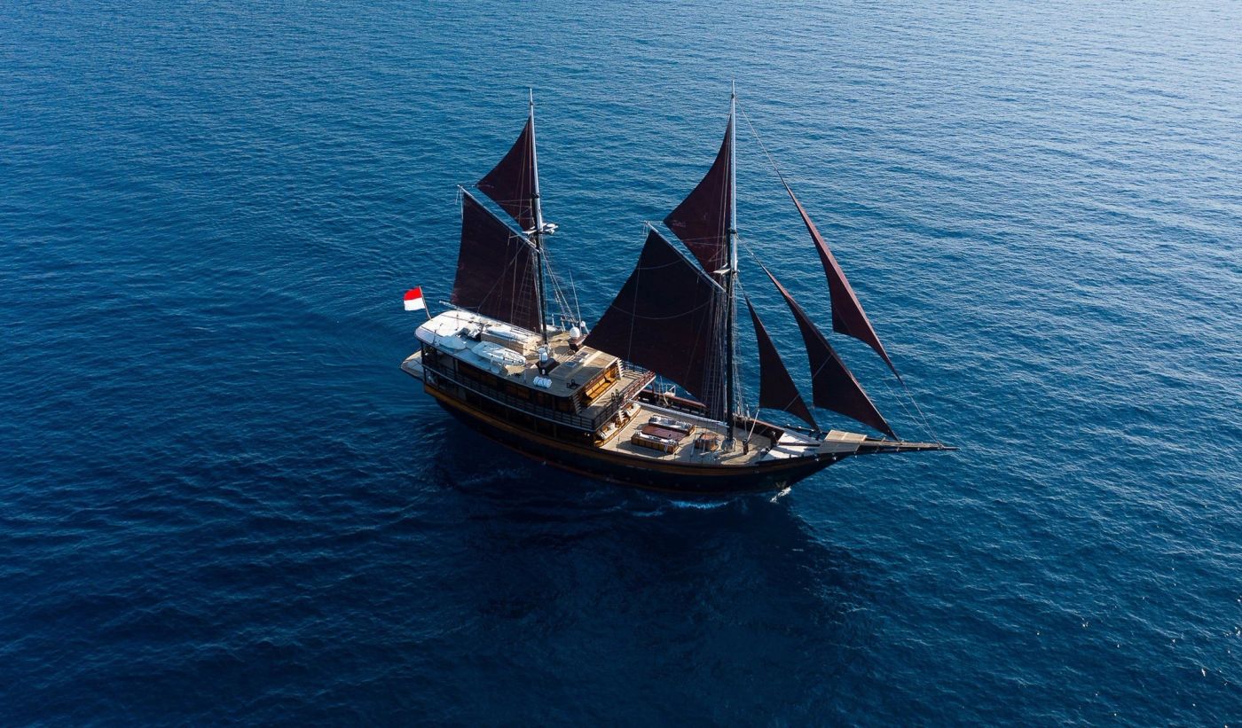 Dunia Baru under her red sails after the refit
