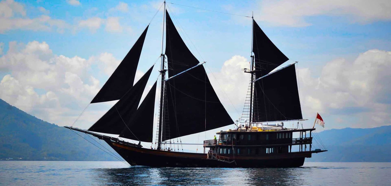 Dunia Baru under sail.