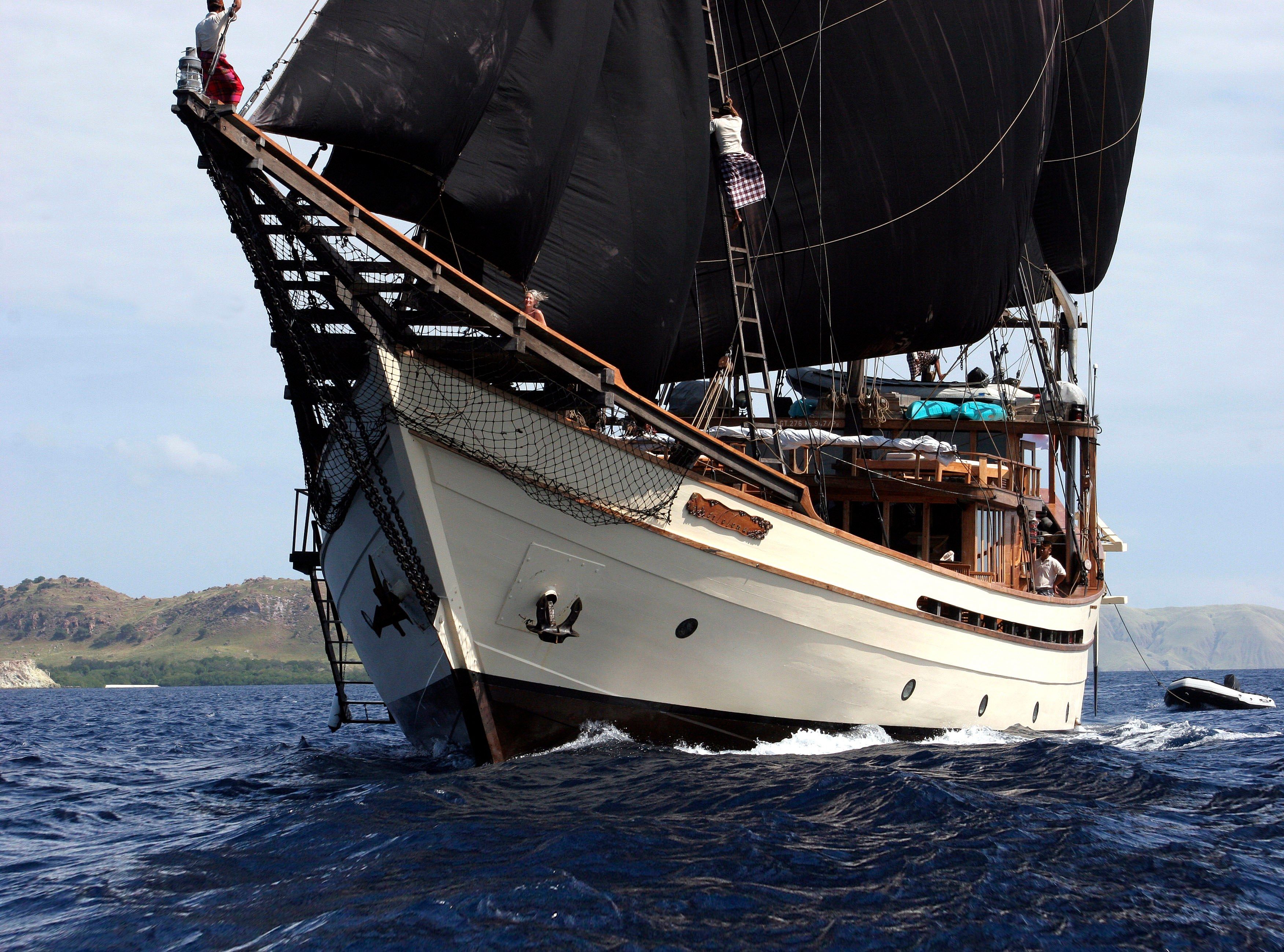 The phinisi Silolona under full sail