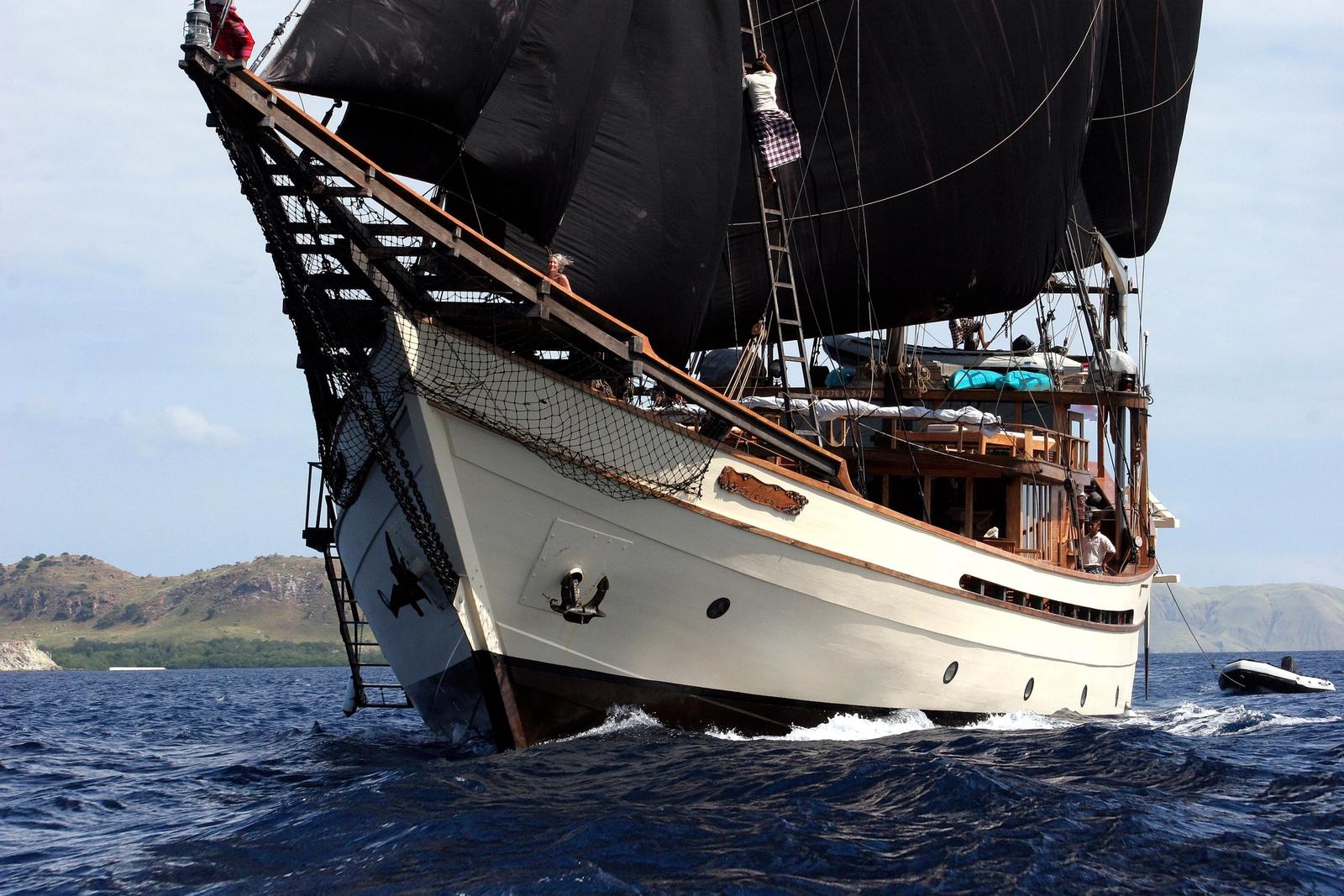 The phinisi Silolona under full sail
