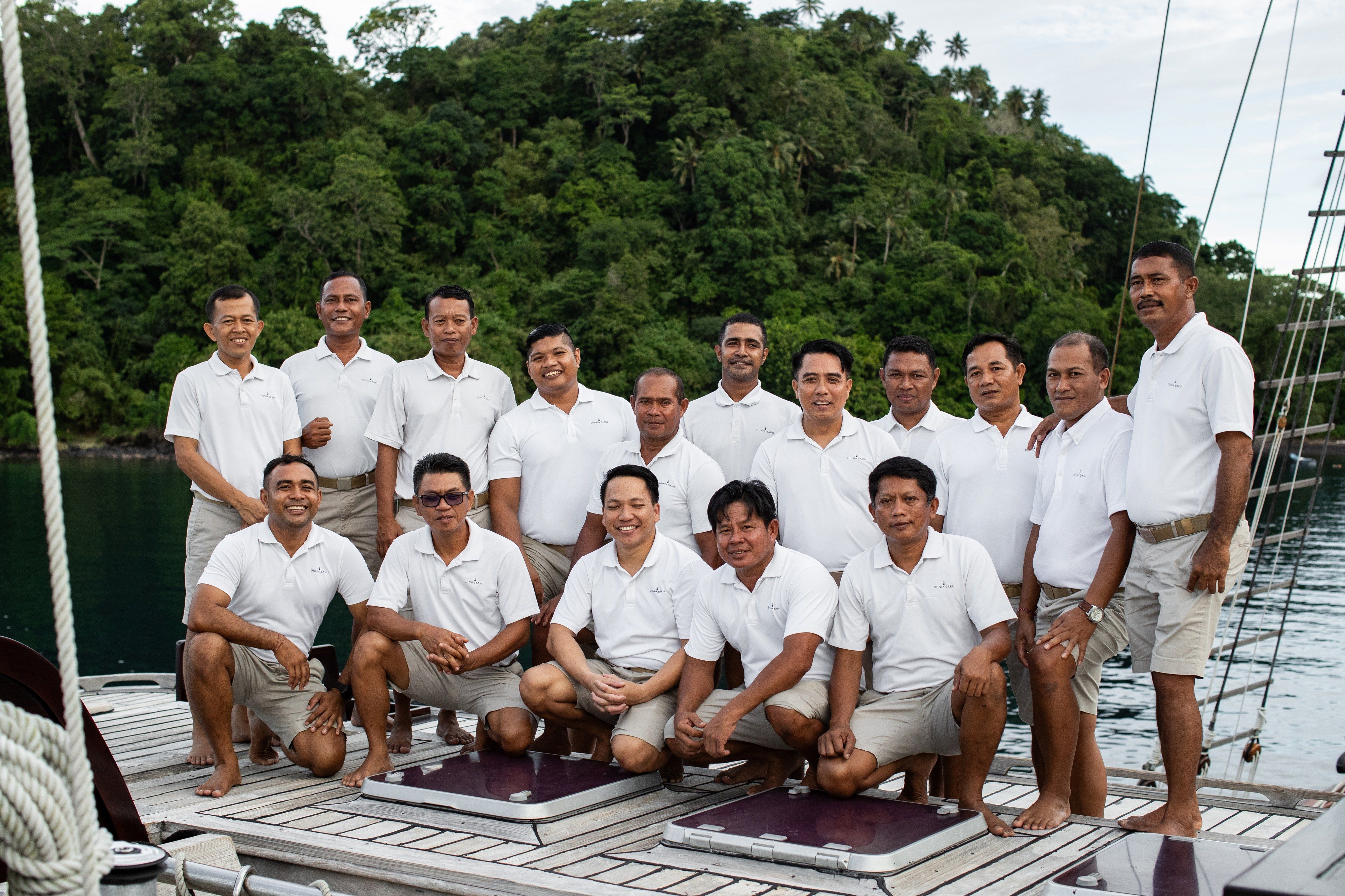 Dunia Baru's full crew gathered on the foredeck
