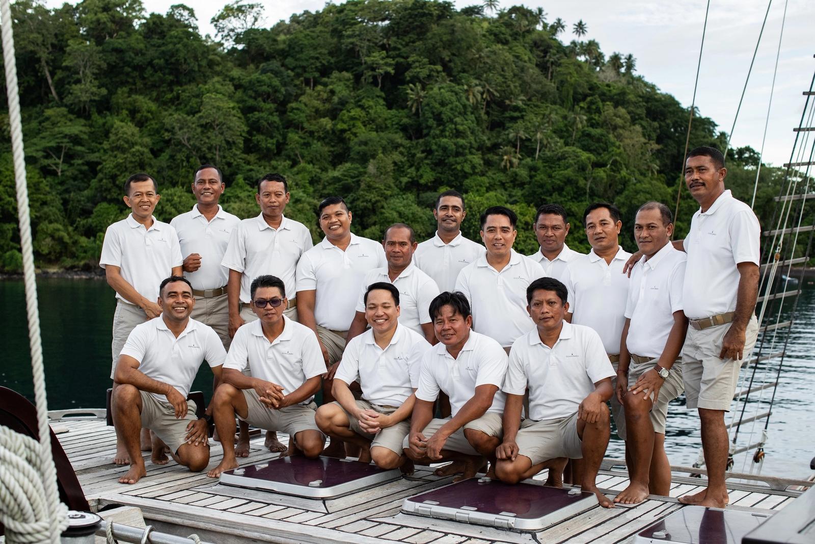 Dunia Baru's full crew gathered on the foredeck