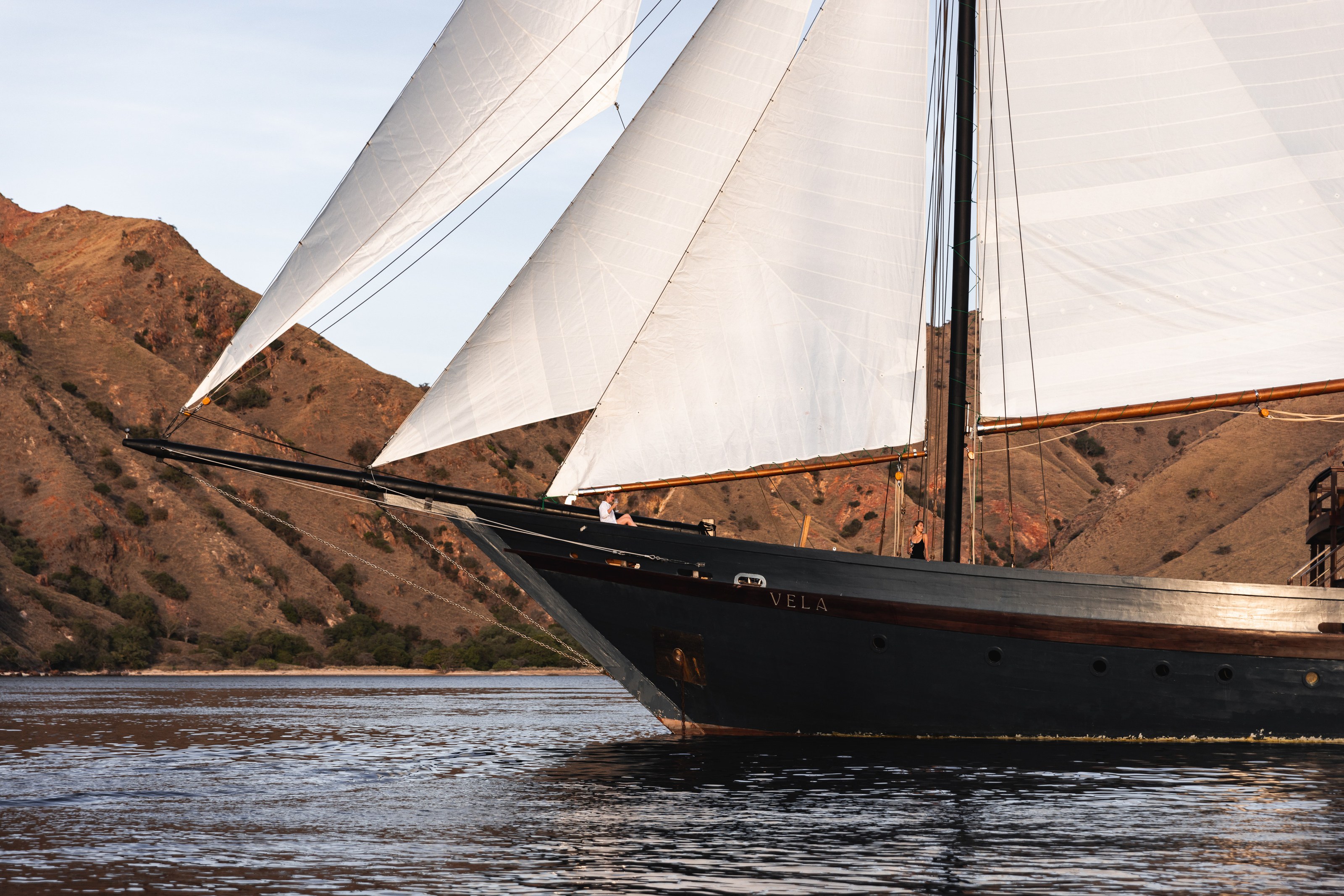 Vela under full sail below the Komodo ridges