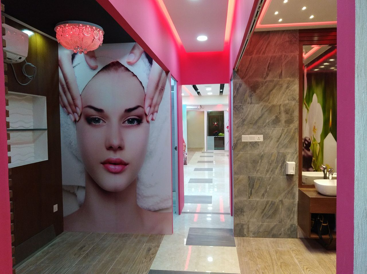 Beauty Parlour at Yaqubiya More, Bogura – photo 5 of 8