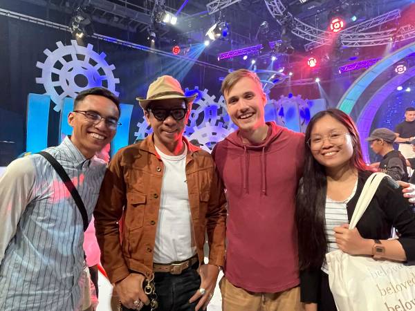Meeting Kim Atienza and sharing tracts with him.