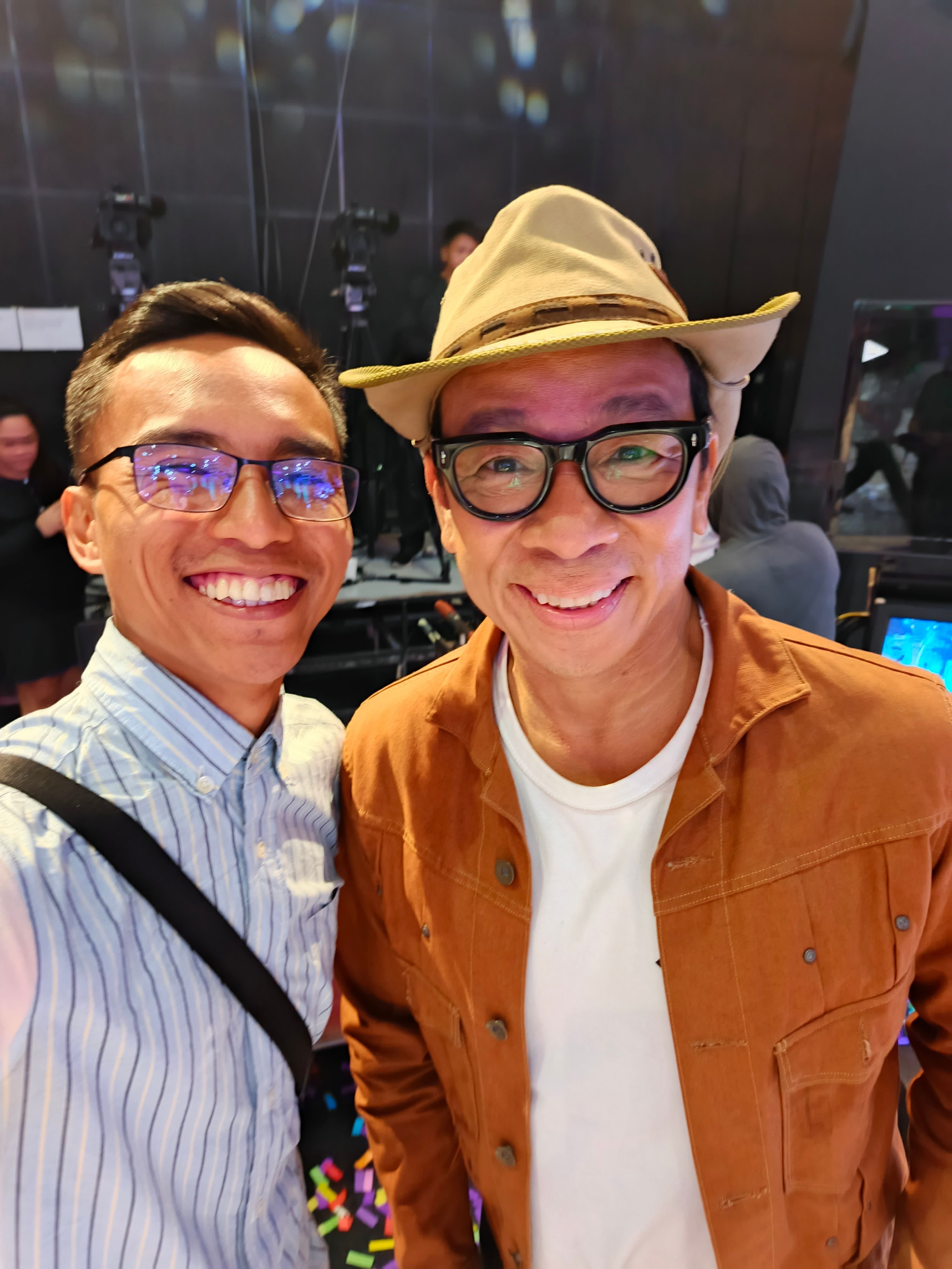 Meeting Kim Atienza and sharing tracts with him.