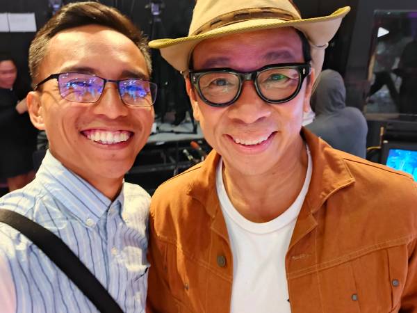 Meeting Kim Atienza and sharing tracts with him.